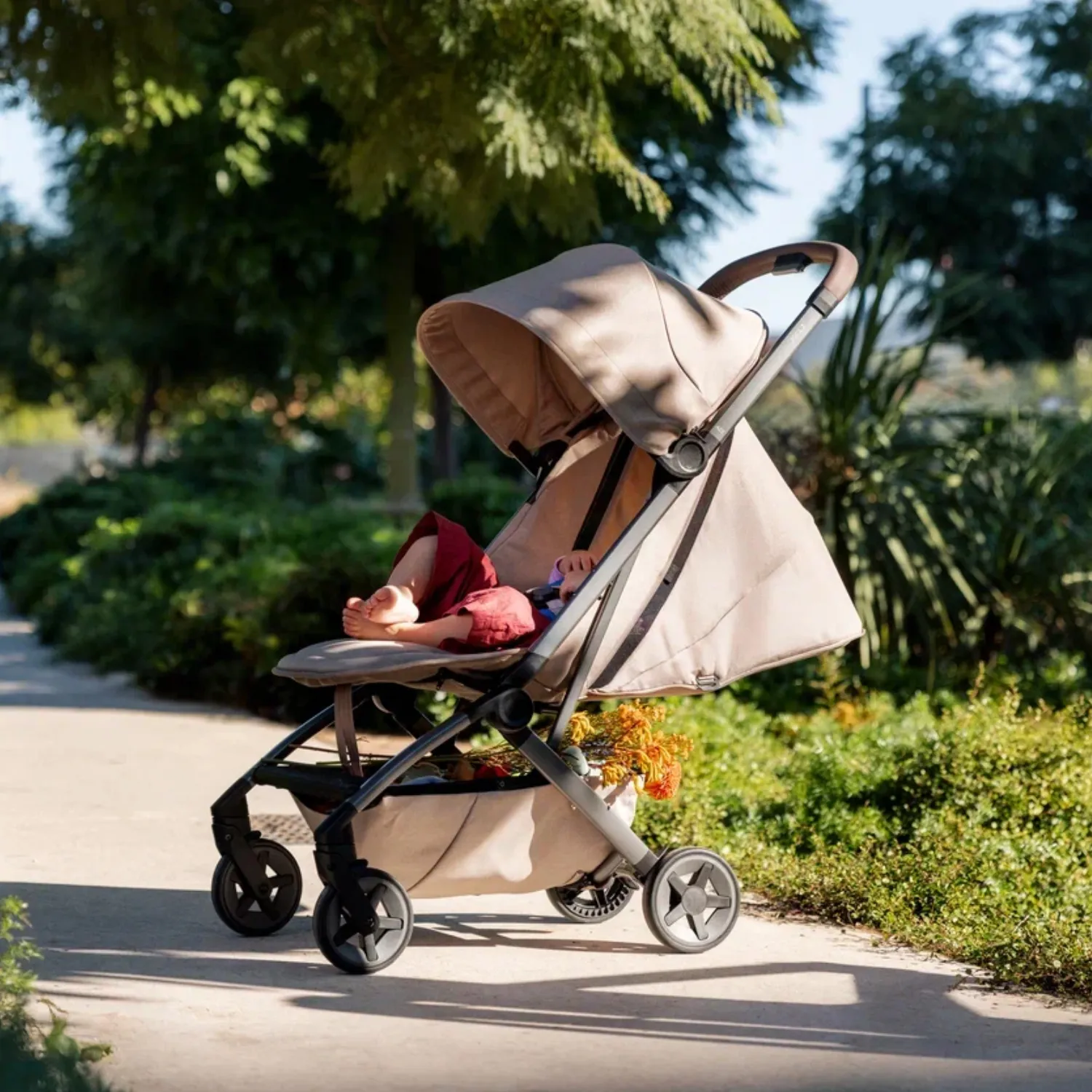 Коляска прогулочная Joolz Aer2 SE с бампером и подстаканником