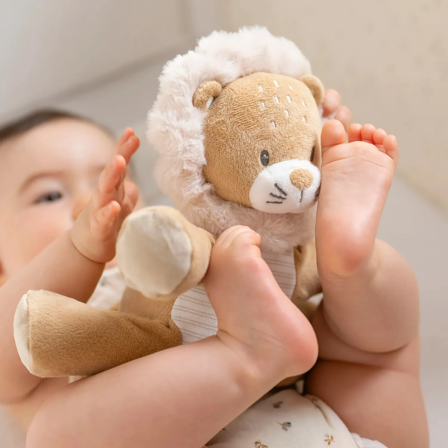 Игрушка мягкая Nattou Soft toy FLO, ERNEST & OLI Лев 682015