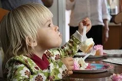 Как научить малыша есть самостоятельно?