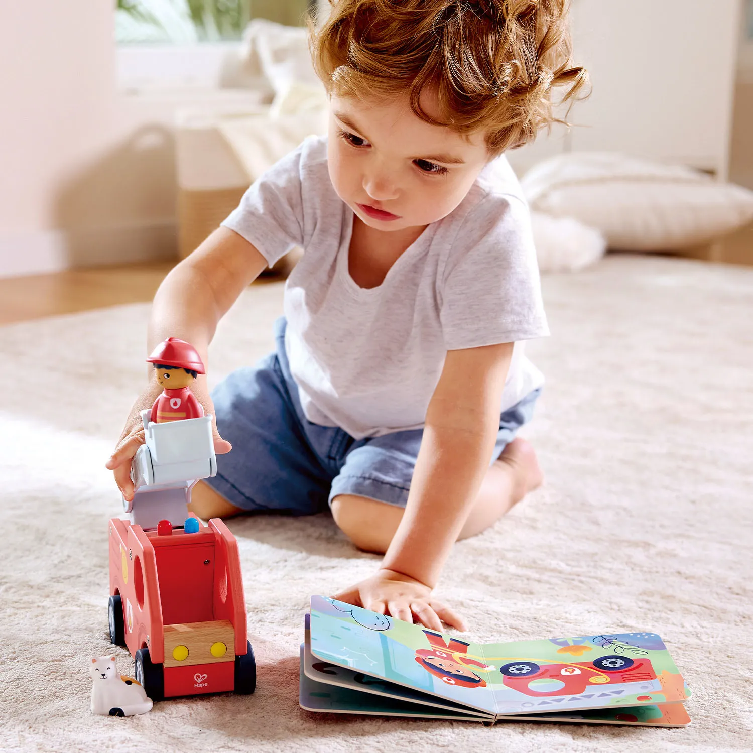 Набор игровой HAPE «Пожарная машина» (детская иллюстрированная книга Hape Land) E3440_HP