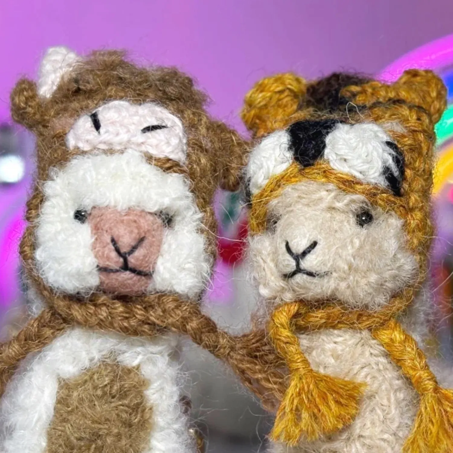 Брелок вязаный ЛеРаРу альпачонок Часки в шапочке тигра