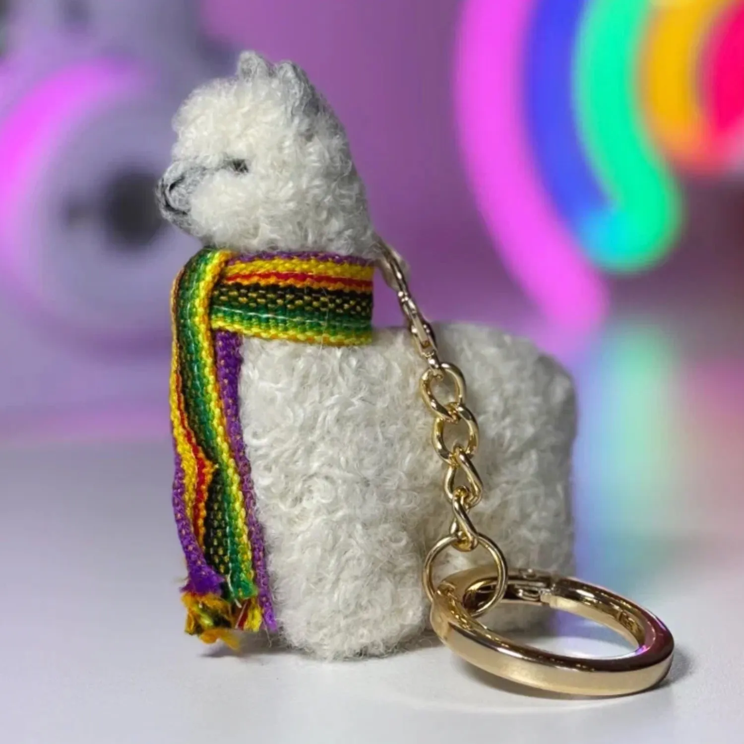 Брелок вязаный ЛеРаРу альпачонок Пуру в шарфике лликкла