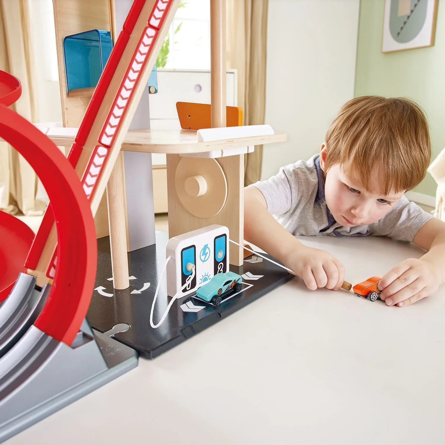 Деревянная многоуровневая автостоянка Hape «Гараж для трюков»