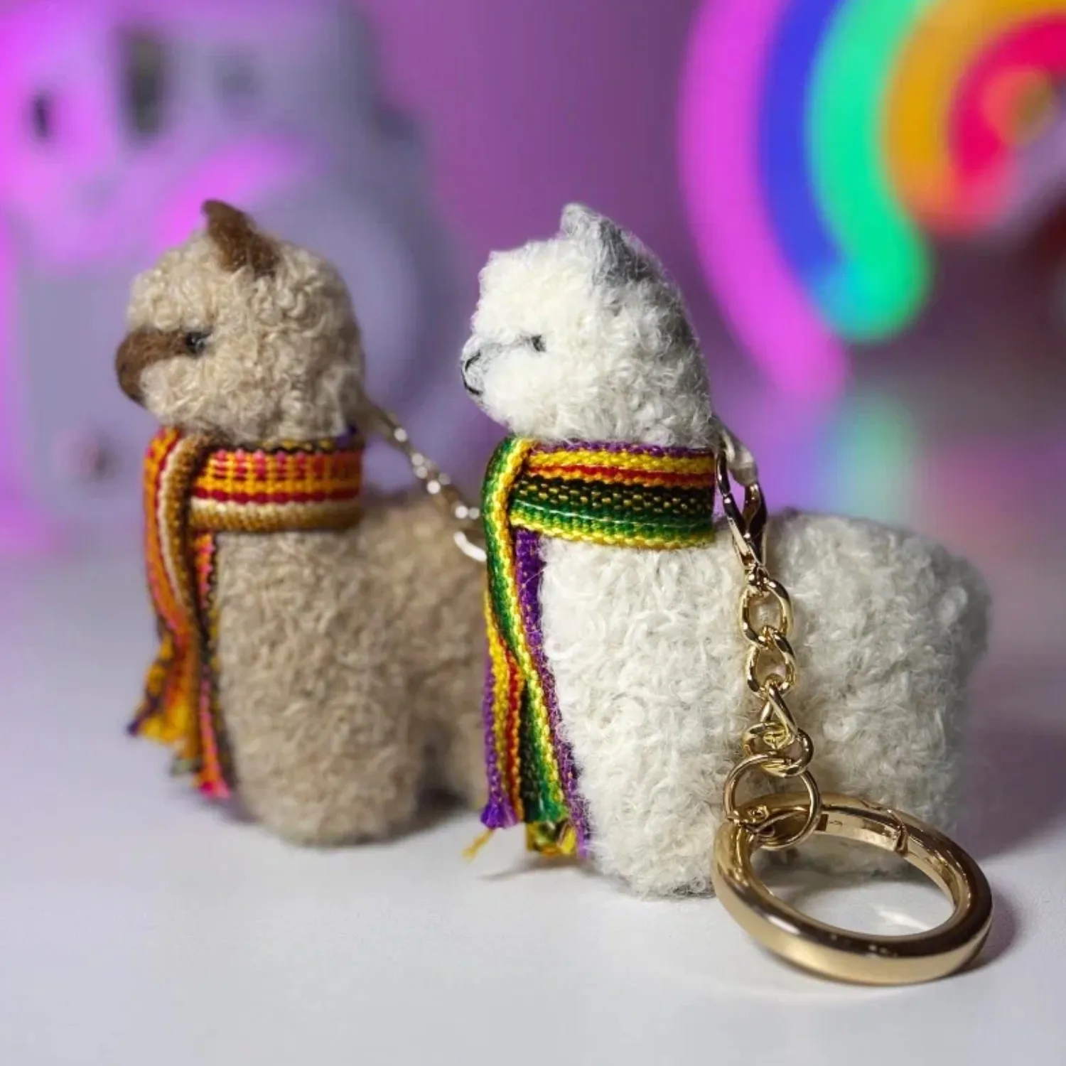 Брелок вязаный ЛеРаРу альпачонок Пуру в шарфике лликкла