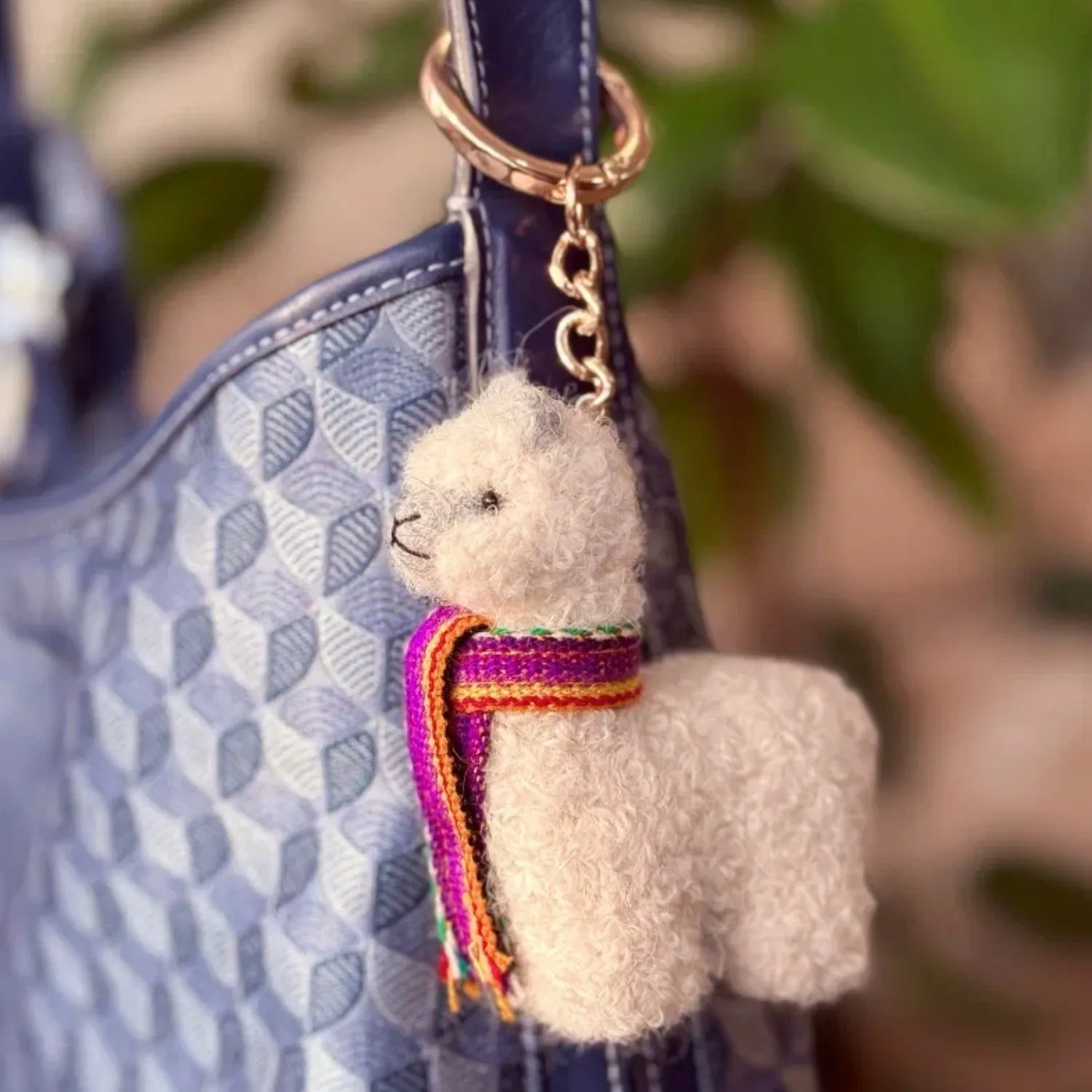 Брелок вязаный ЛеРаРу альпачонок Пуру в шарфике лликкла