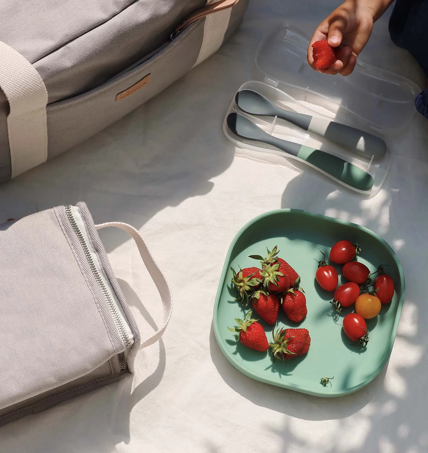 Набор двухцветных ложек Beaba силиконовых в футляре 2 шт от 4 месяцев