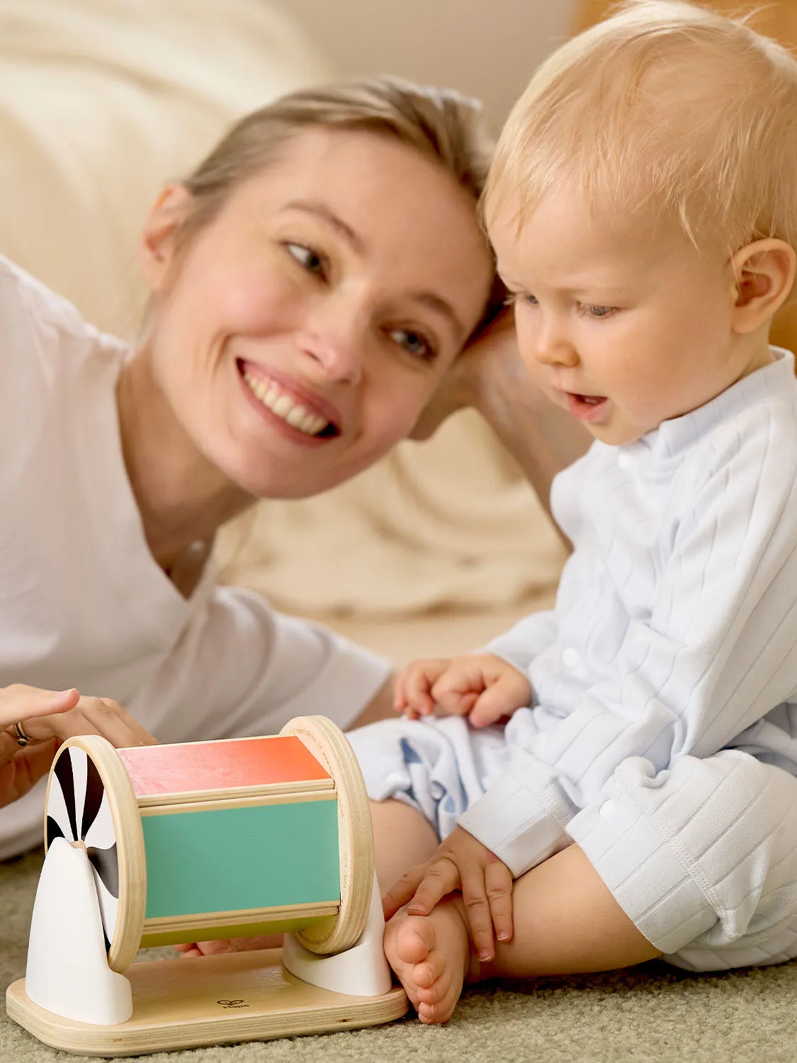 Игрушка развивающая HAPE &laquo;Малышам&raquo; Крутящийся барабан с зеркалом E0139_HP