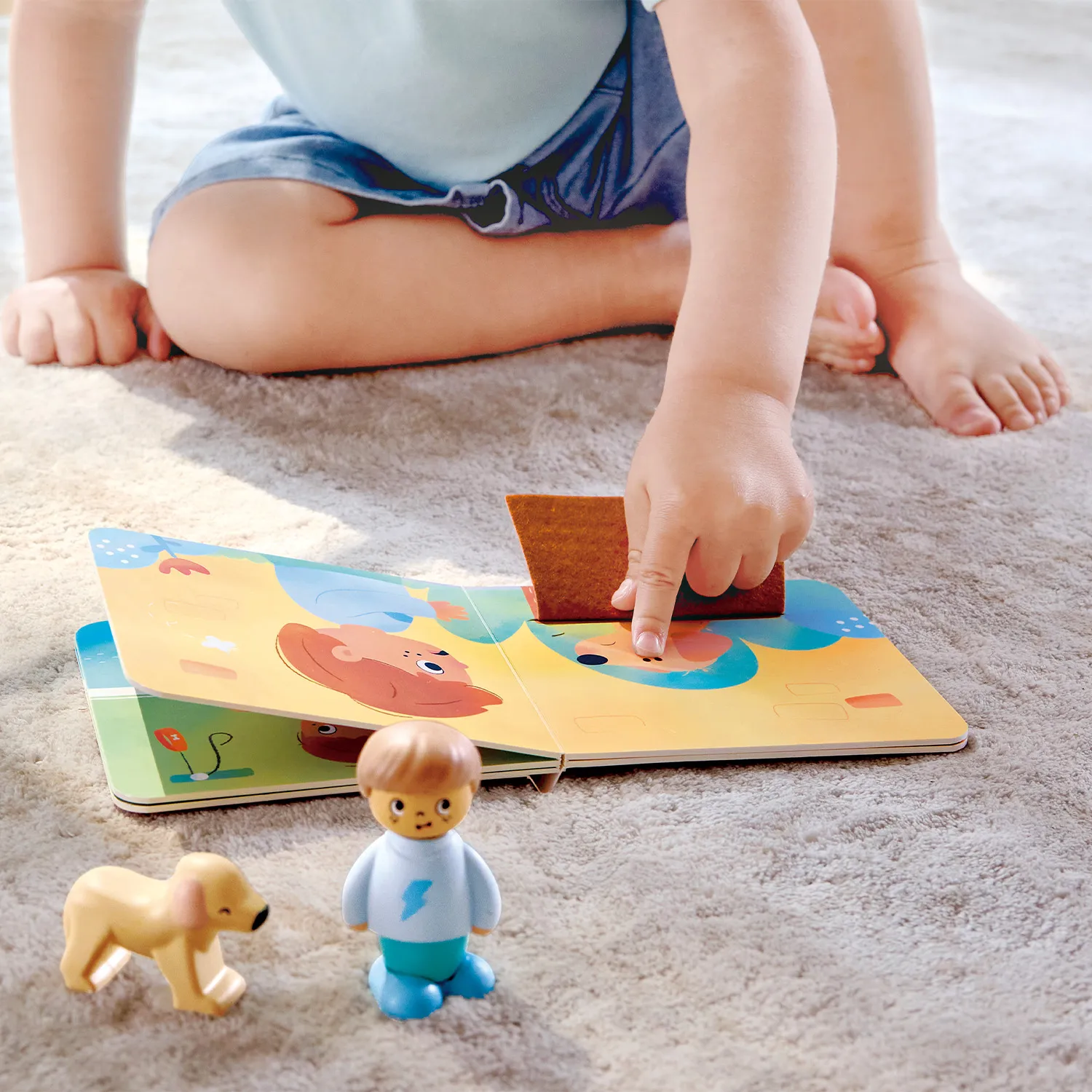 Набор игровой HAPE «Мальчик и собака» (детская иллюстрированная книга Hape Land) E3431_HP