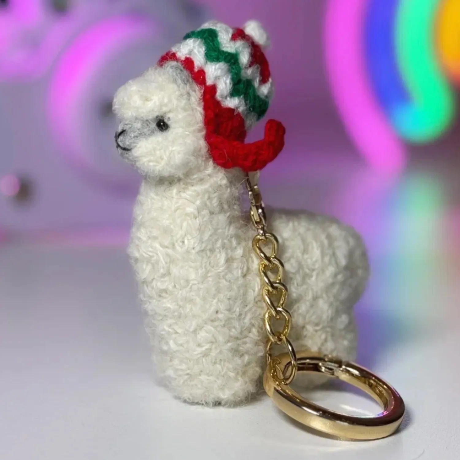 Брелок вязаный ЛеРаРу альпачонок Кууски в праздничной шапочке