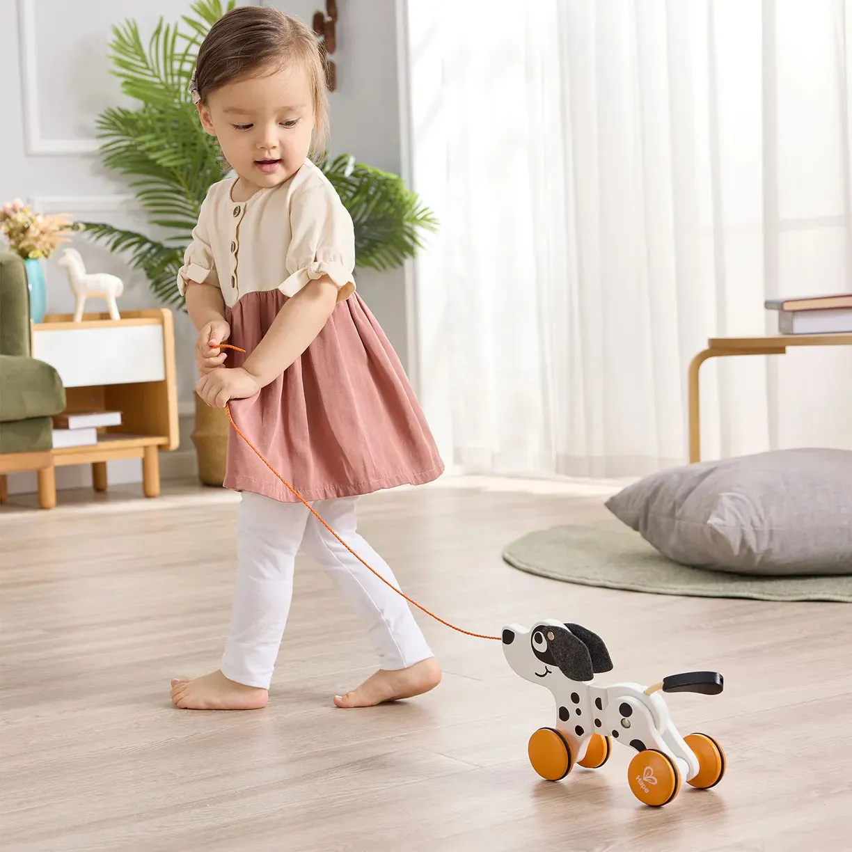 Игрушка-каталка HAPE серия «Зверики» Собачка на веровочке E0368_HP