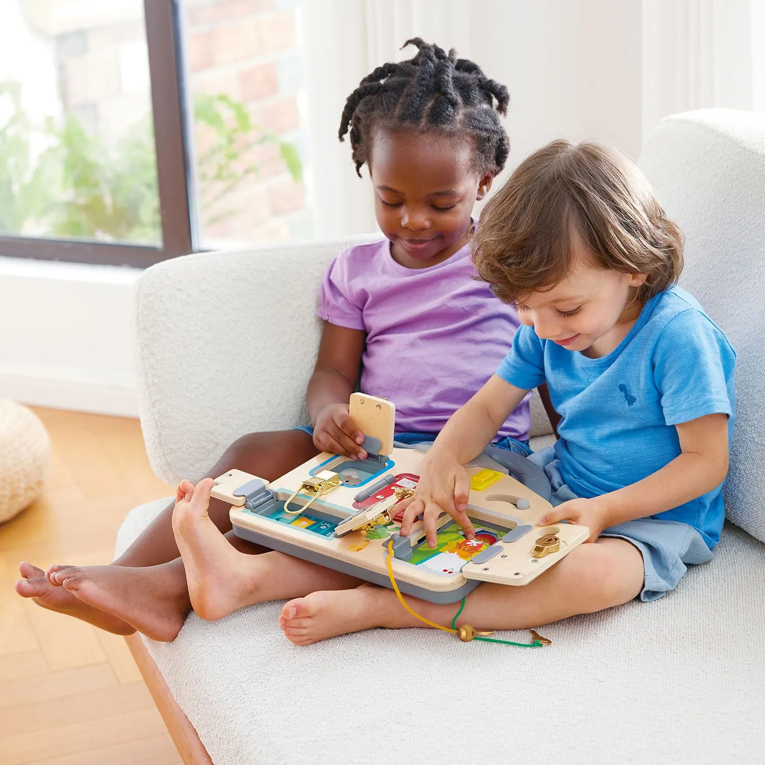 Игрушка HAPE развивающая Бизиборд «Тайные комнаты» E1111_HP