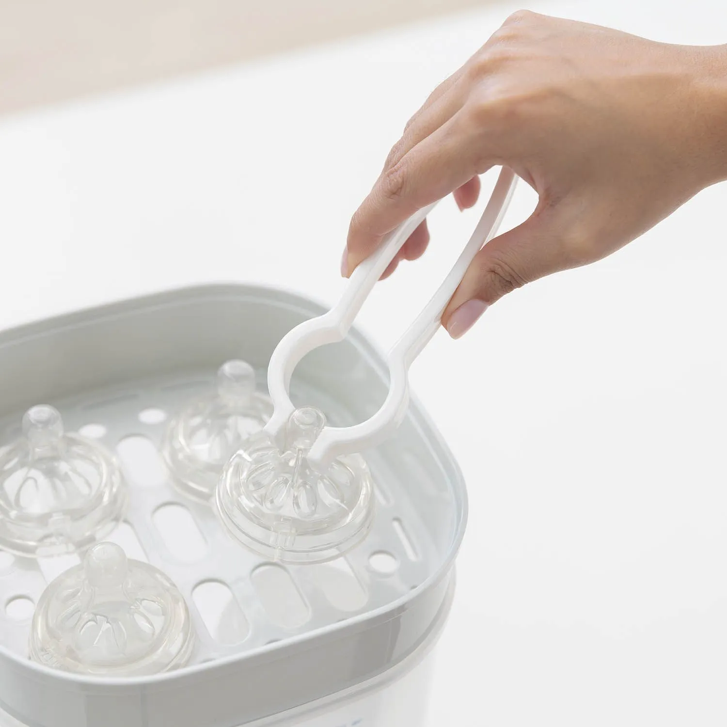 Стерилизатор компактный Miniland для бутылочек Mini Steamy белый 89580