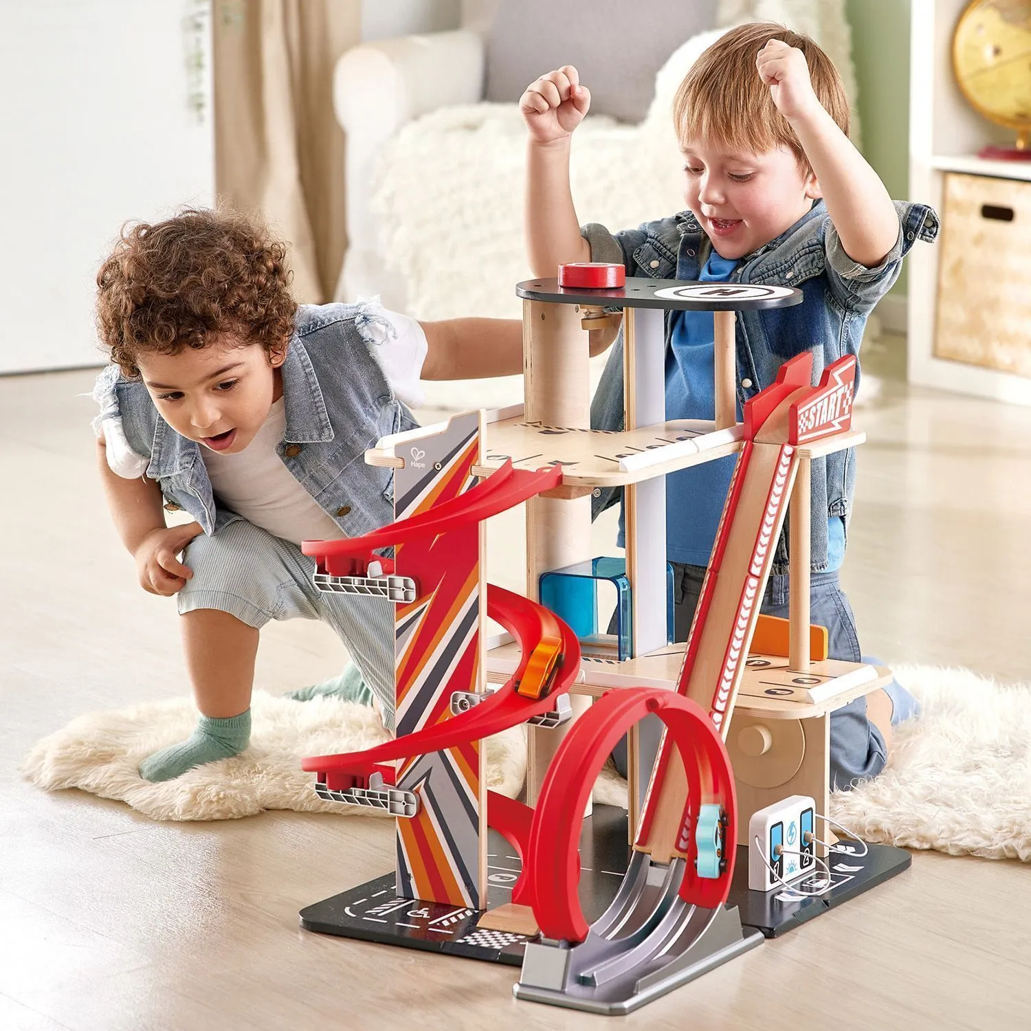 Деревянная многоуровневая автостоянка Hape «Гараж для трюков»