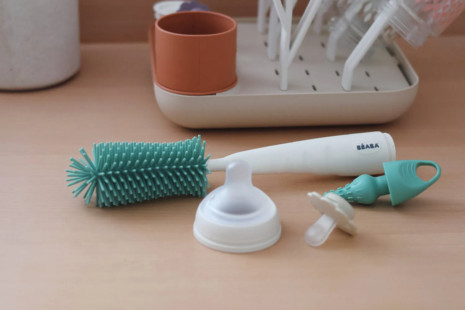 Ёршик силиконовый 2-в-1 Beaba SILICONE BOTTLE BRUSH 911672