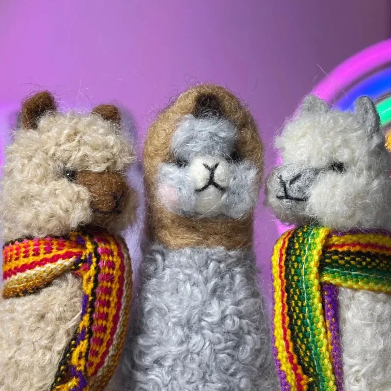 Брелок вязаный ЛеРаРу альпачонок Саами в шарфике лликкла