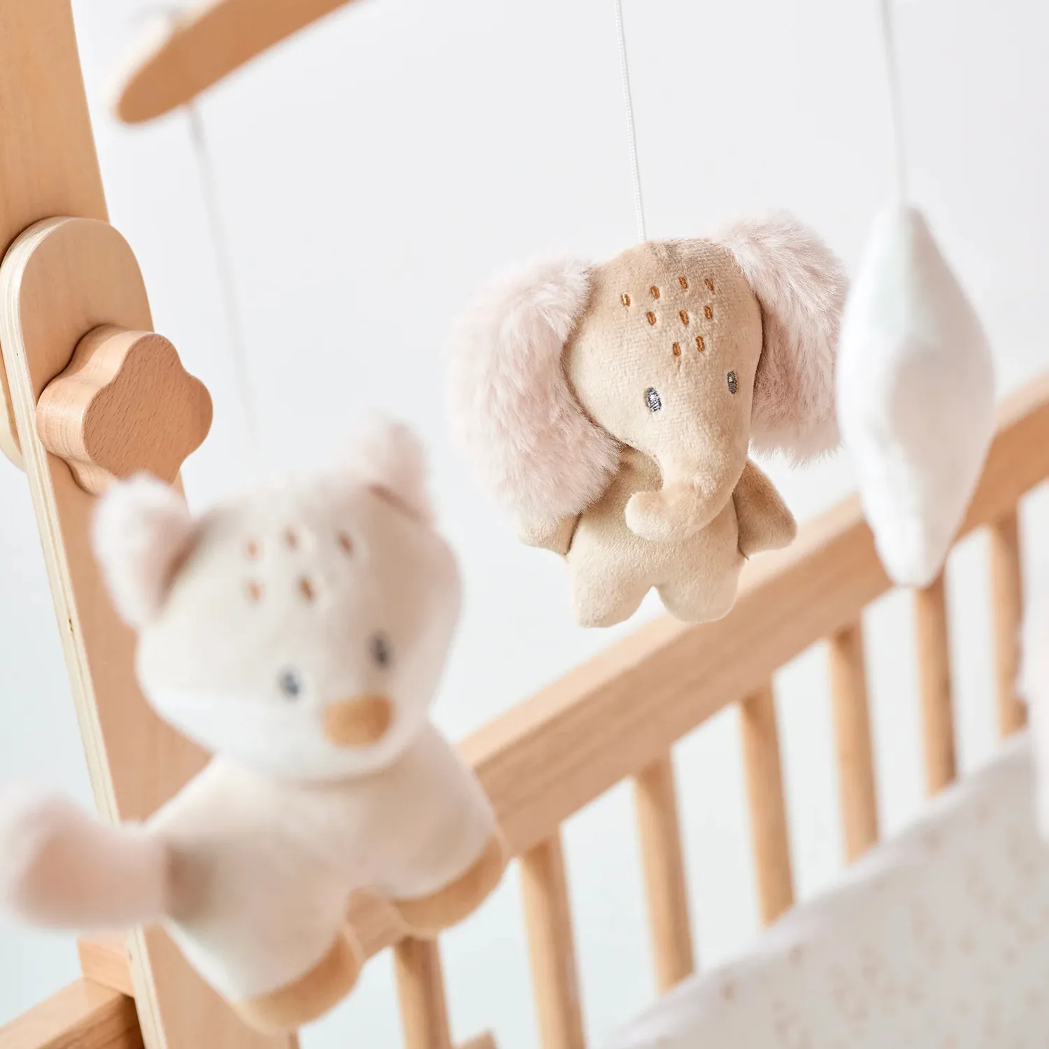 Мобиль Nattou FLO, ERNEST & OLI Лиса, Лев и Слоник с деревянным держателем 682268