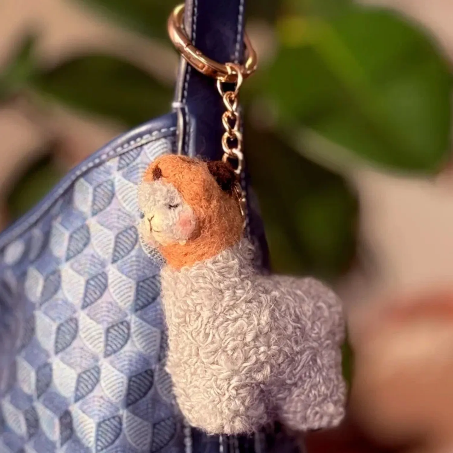 Брелок вязаный ЛеРаРу альпачонок Йана в шапочке капибара