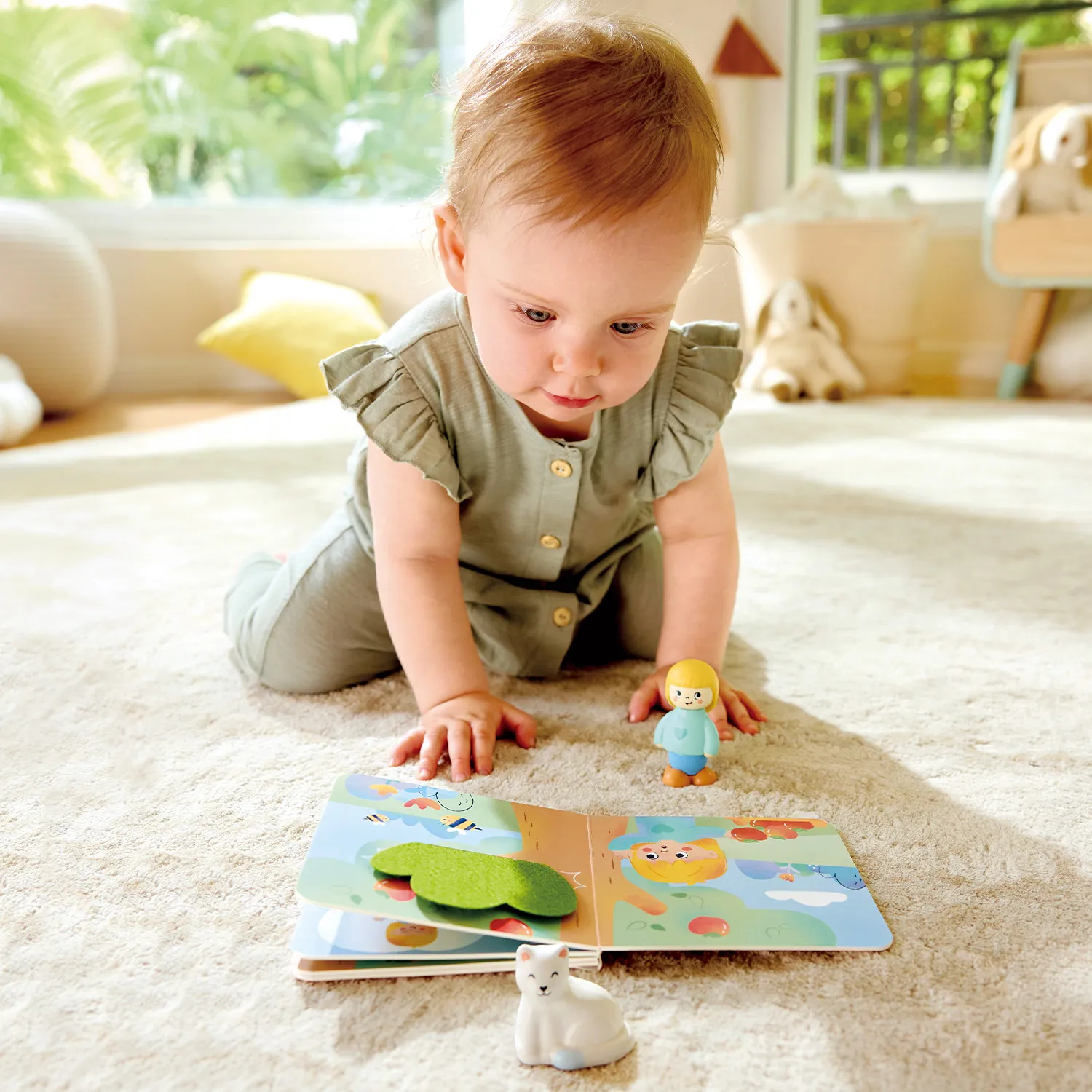 Набор игровой HAPE «Девочка и кошка» (детская иллюстрированная книга Hape Land) E3430_HP