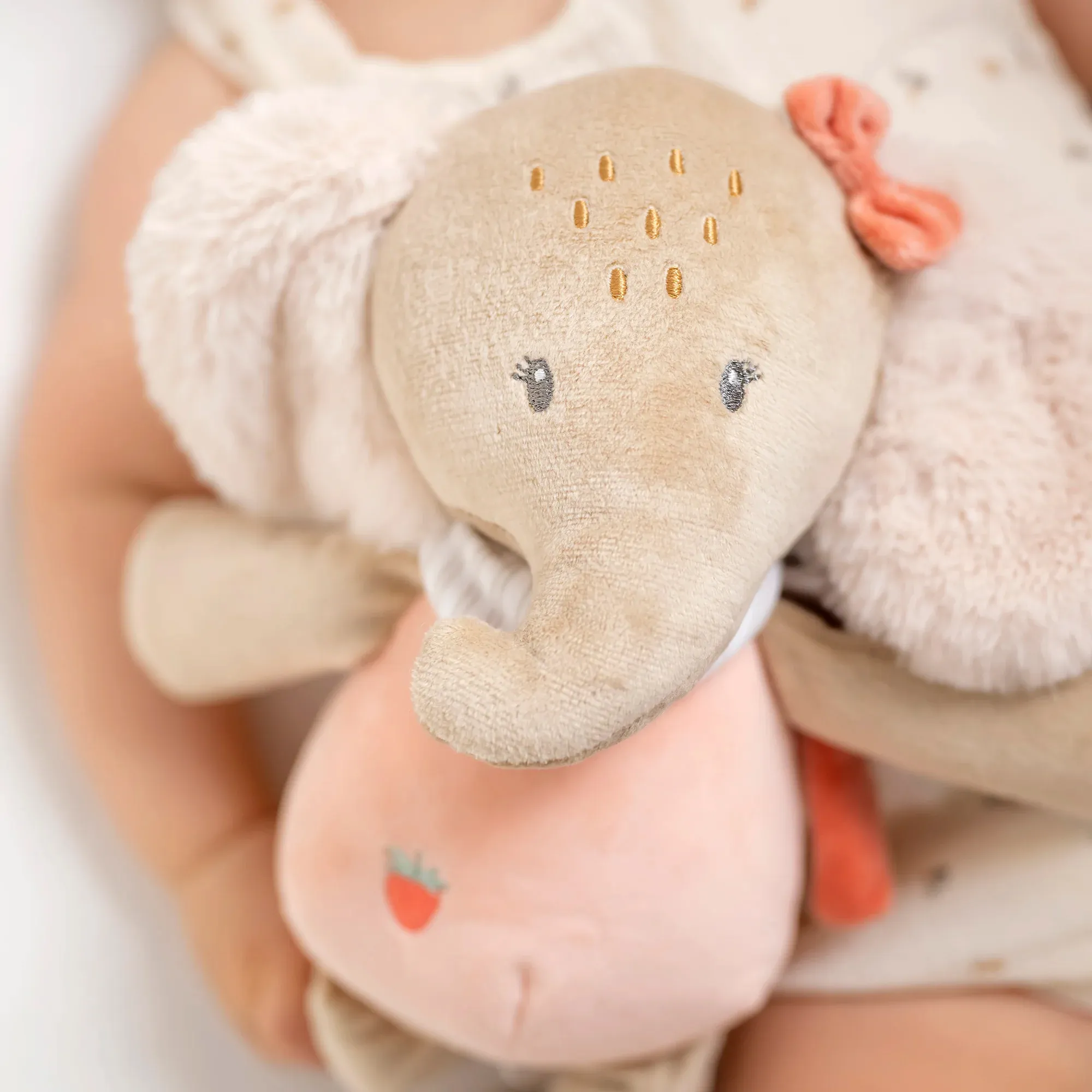 Игрушка мягкая Nattou Musical Soft toy FLO, ERNEST & OLI Слоник музыкальная 682176