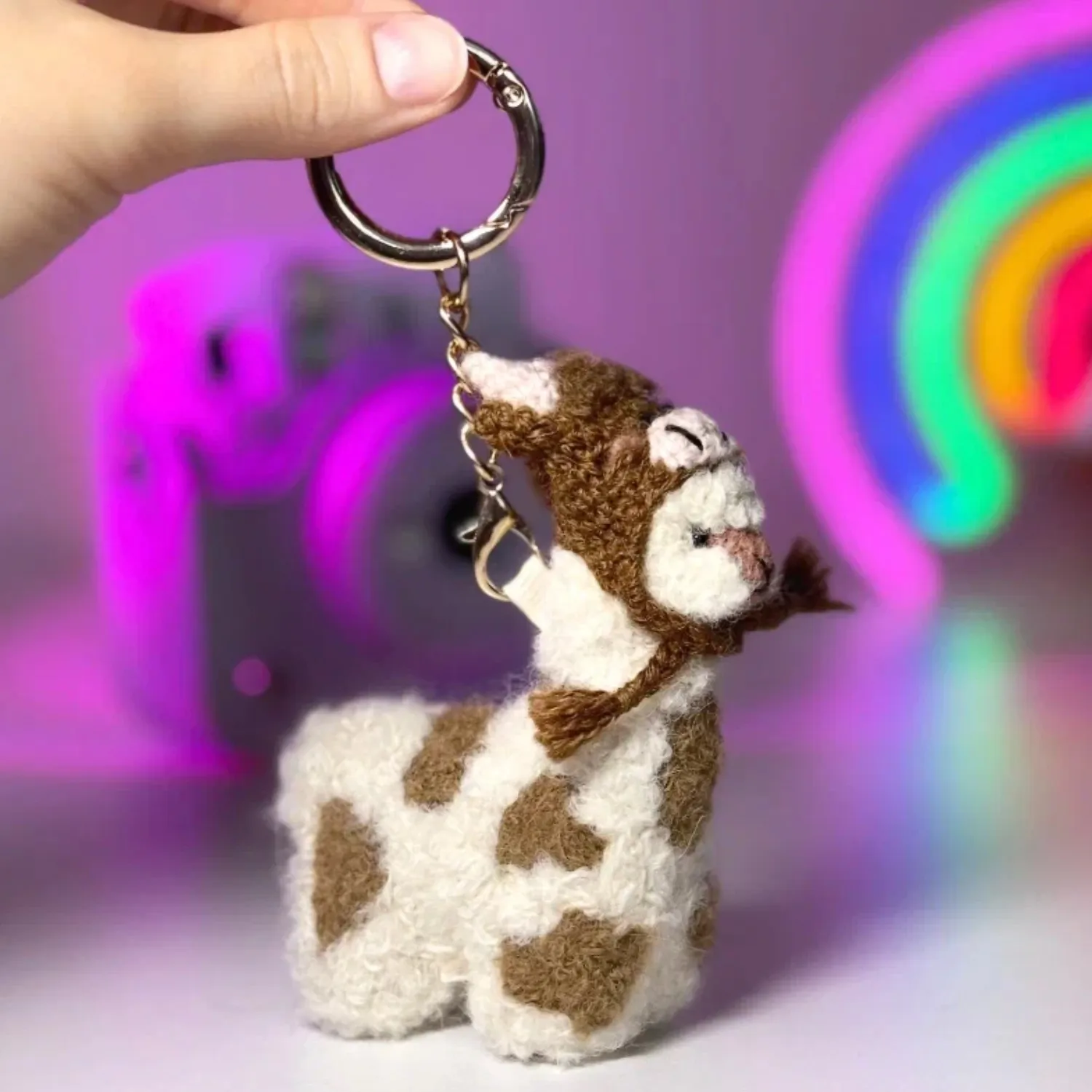 Брелок вязаный ЛеРаРу альпачонок Имми в шапочке коровка