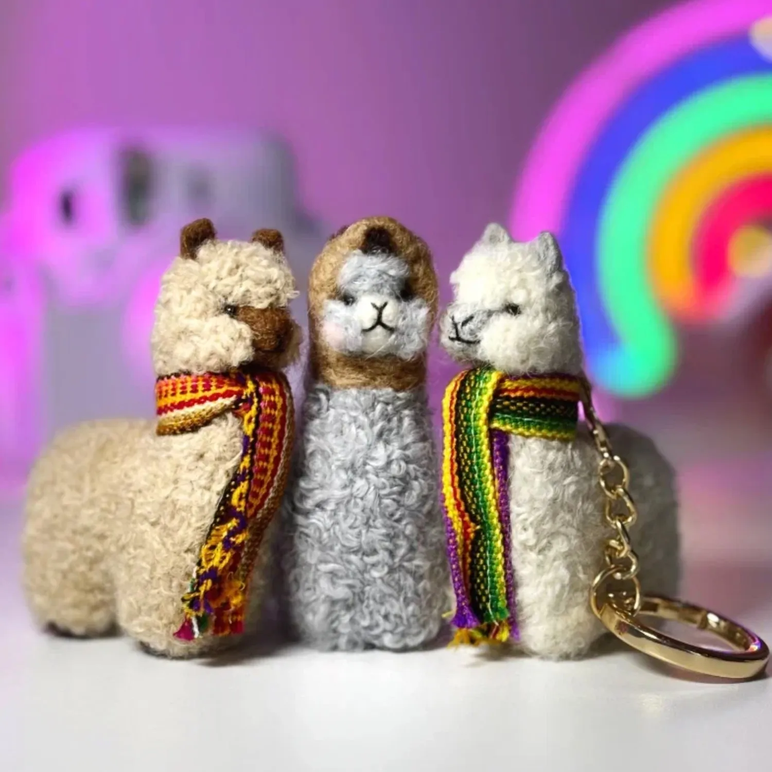 Брелок вязаный ЛеРаРу альпачонок Пуру в шарфике лликкла