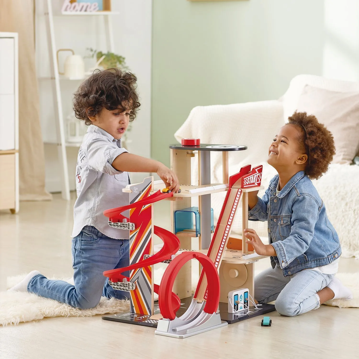 Деревянная многоуровневая автостоянка Hape «Гараж для трюков»