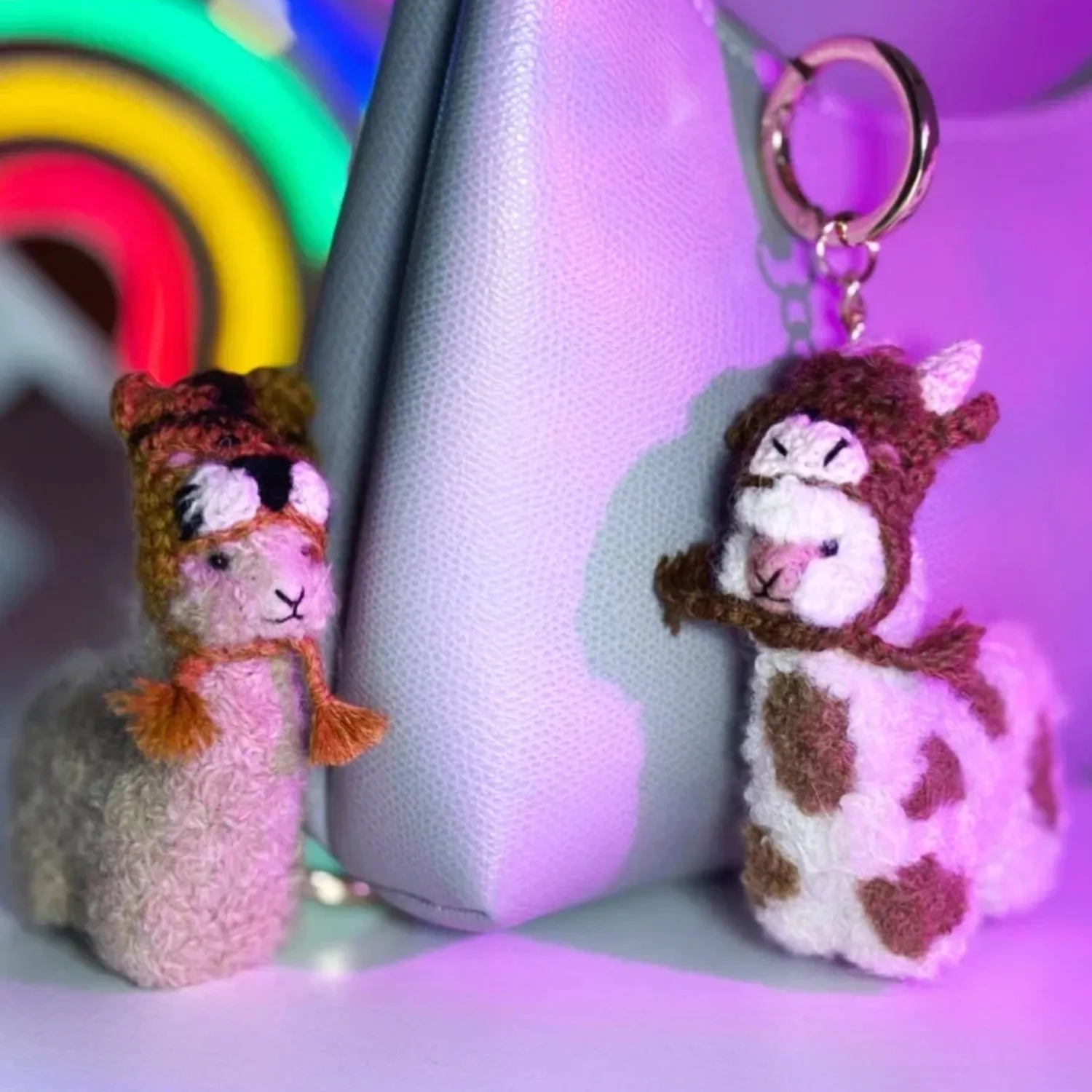 Брелок вязаный ЛеРаРу альпачонок Часки в шапочке тигра