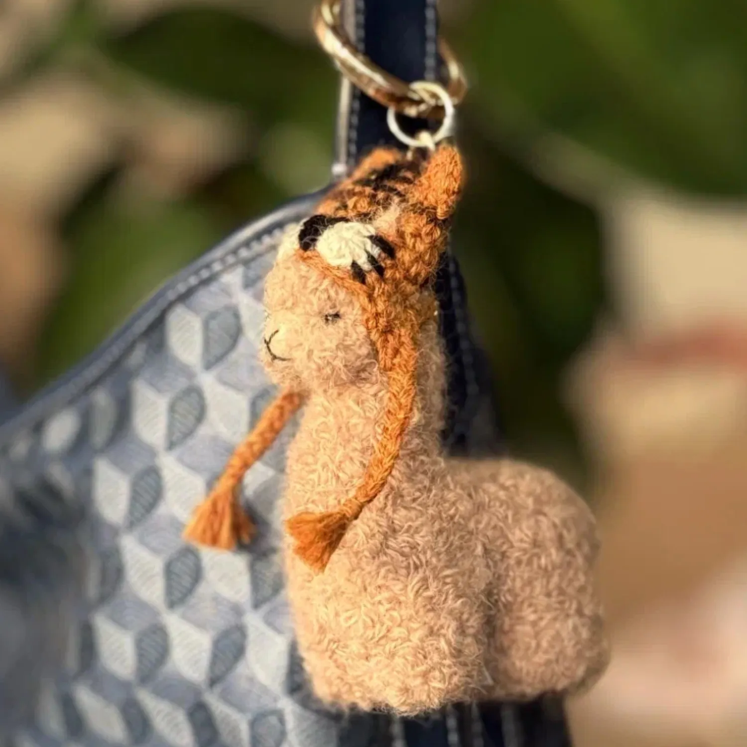 Брелок вязаный ЛеРаРу альпачонок Часки в шапочке тигра