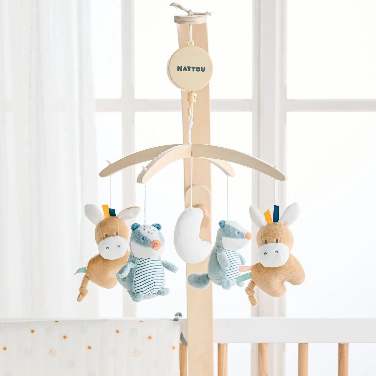 Мобиль Nattou FELIX & LEO Барсук и Ослик с деревянным держателем 595162