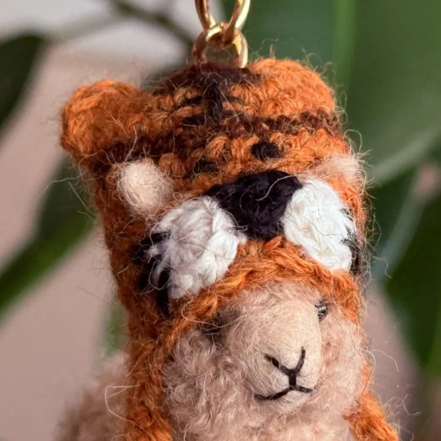 Брелок вязаный ЛеРаРу альпачонок Часки в шапочке тигра