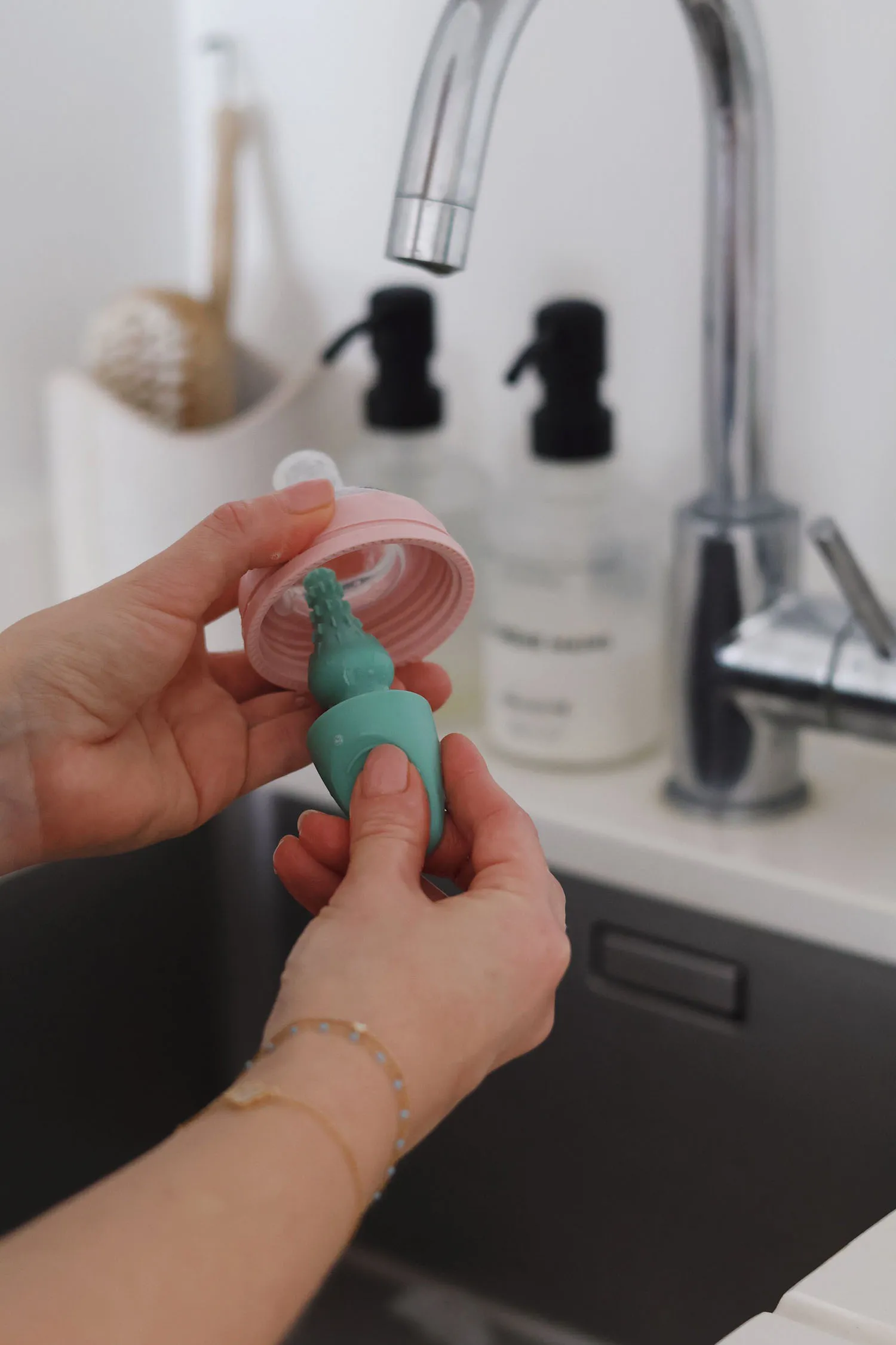 Ёршик силиконовый 2-в-1 Beaba SILICONE BOTTLE BRUSH 911672