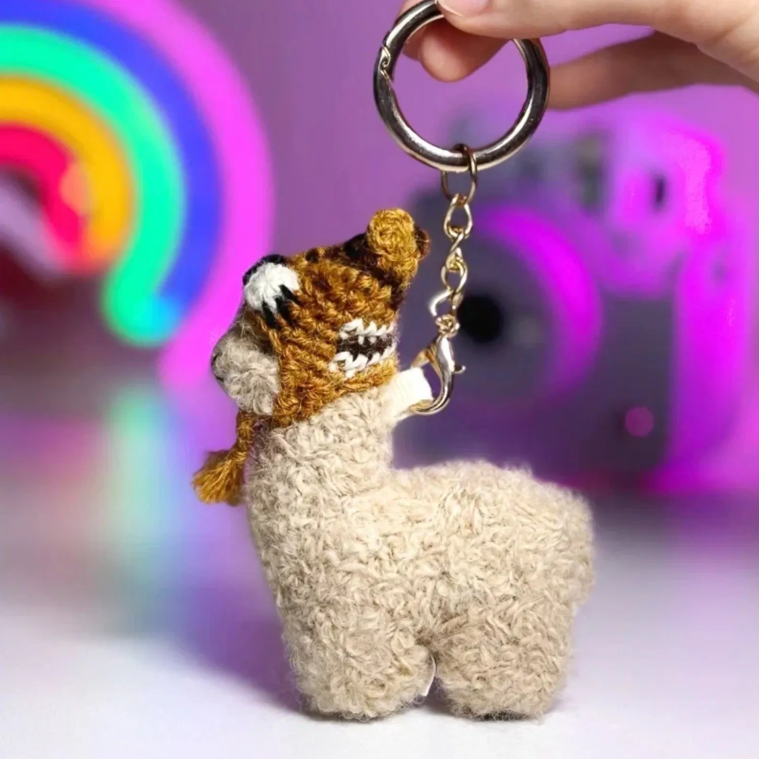 Брелок вязаный ЛеРаРу альпачонок Часки в шапочке тигра