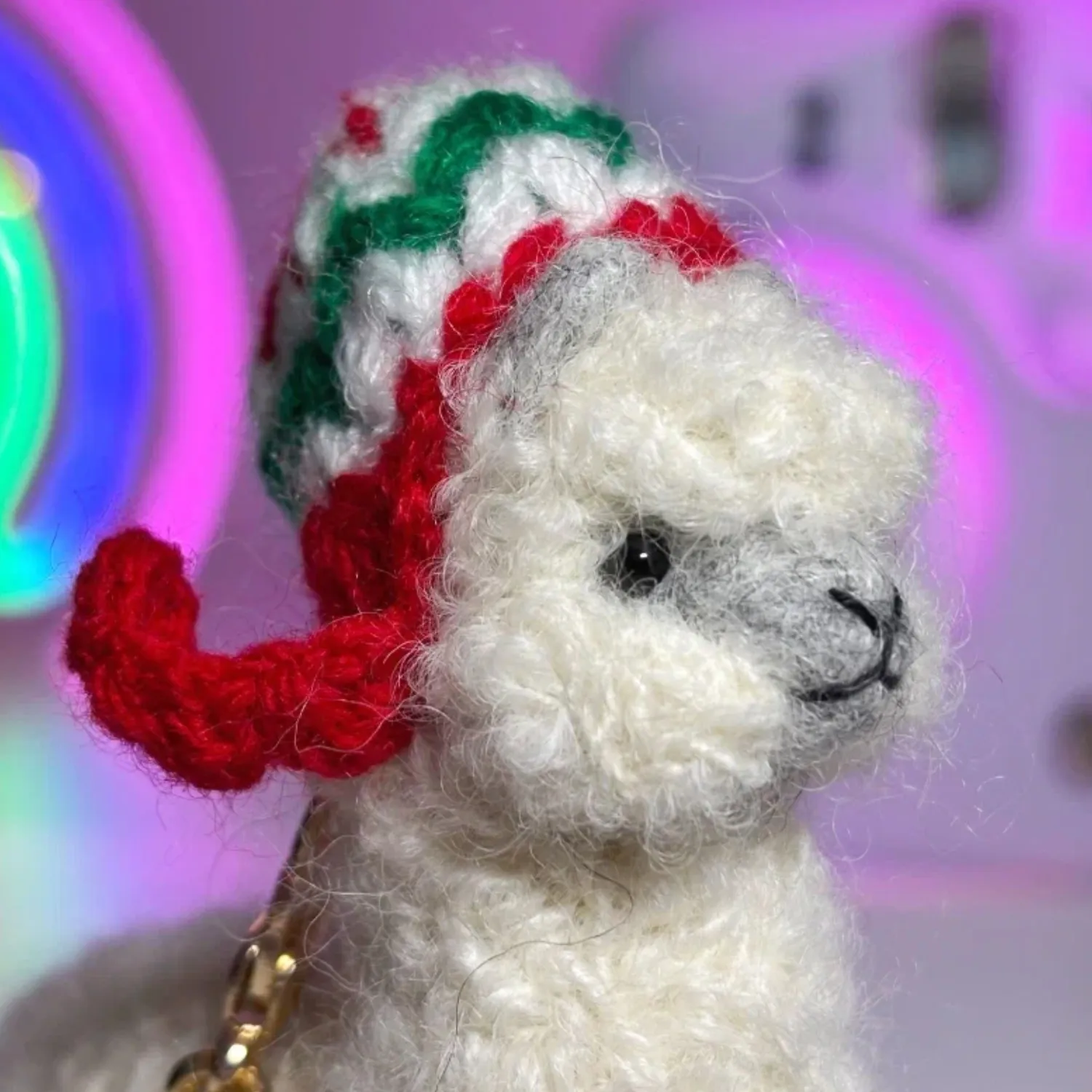 Брелок вязаный ЛеРаРу альпачонок Кууски в праздничной шапочке