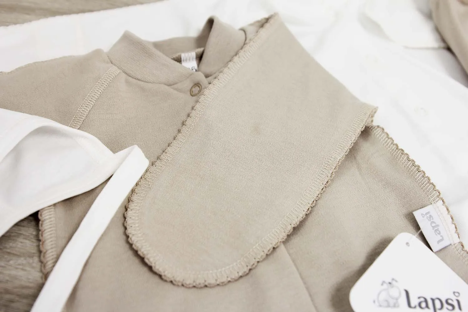Комплект Lapsi № 5.4 для новорожденного: чепчик, боди, комбинезон, ползунки (молочный/бежевый)