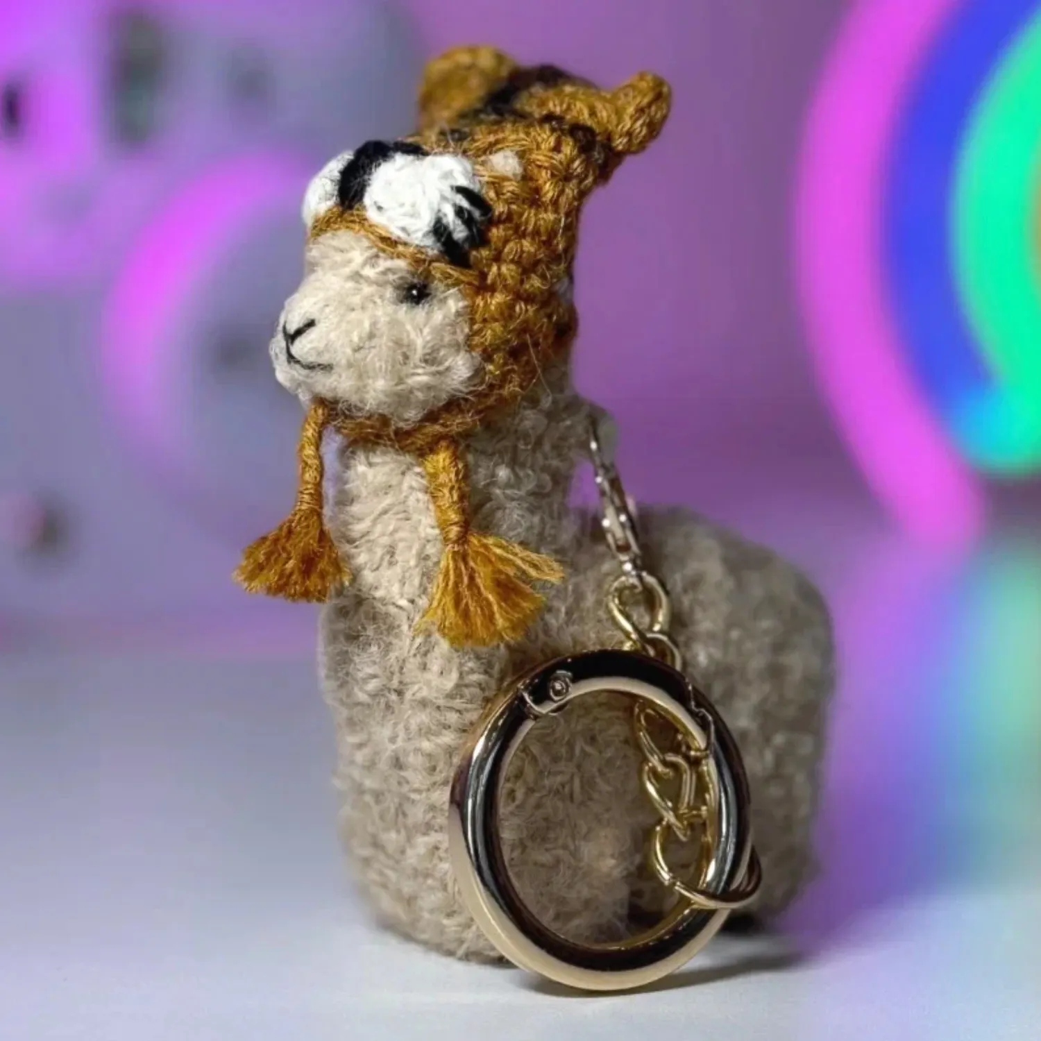 Брелок вязаный ЛеРаРу альпачонок Часки в шапочке тигра