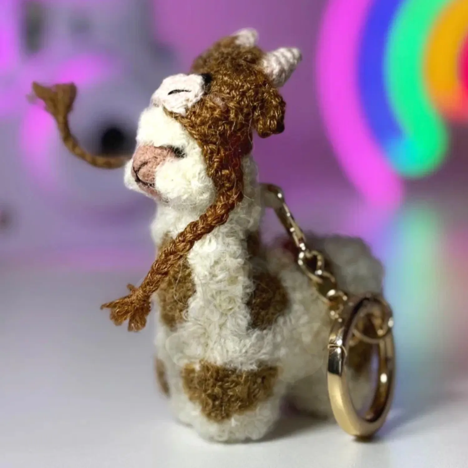Брелок вязаный ЛеРаРу альпачонок Имми в шапочке коровка
