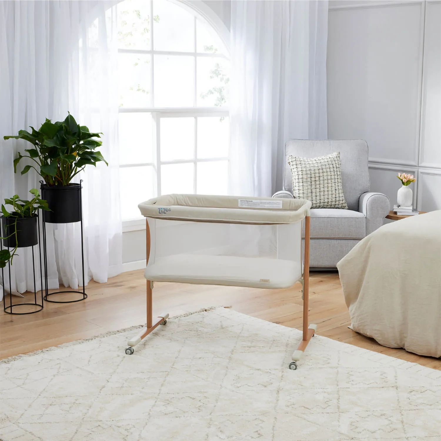 Колыбель Tutti Bambini ZiZee Scandinavian Walnut and Ecru 211204/7508 с колесами Витрина