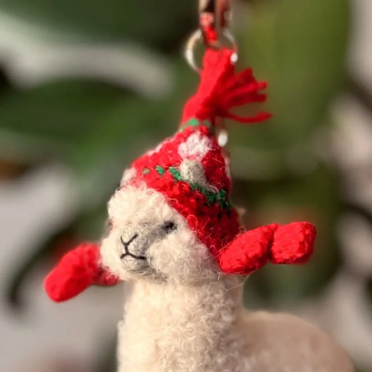 Брелок вязаный ЛеРаРу альпачонок Кууски в праздничной шапочке