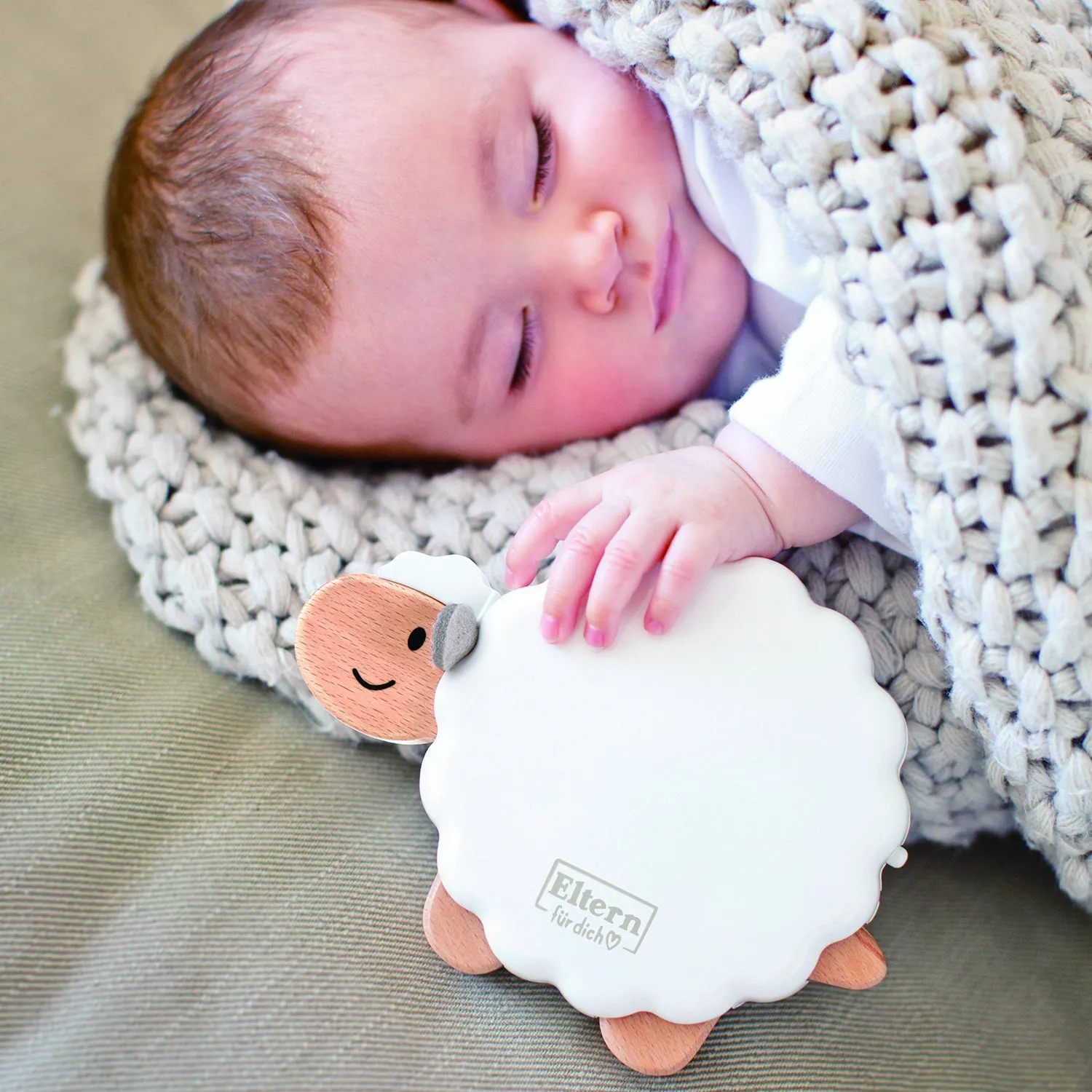 Игрушка-ночник музыкальная для малышей Hape «Овечка»