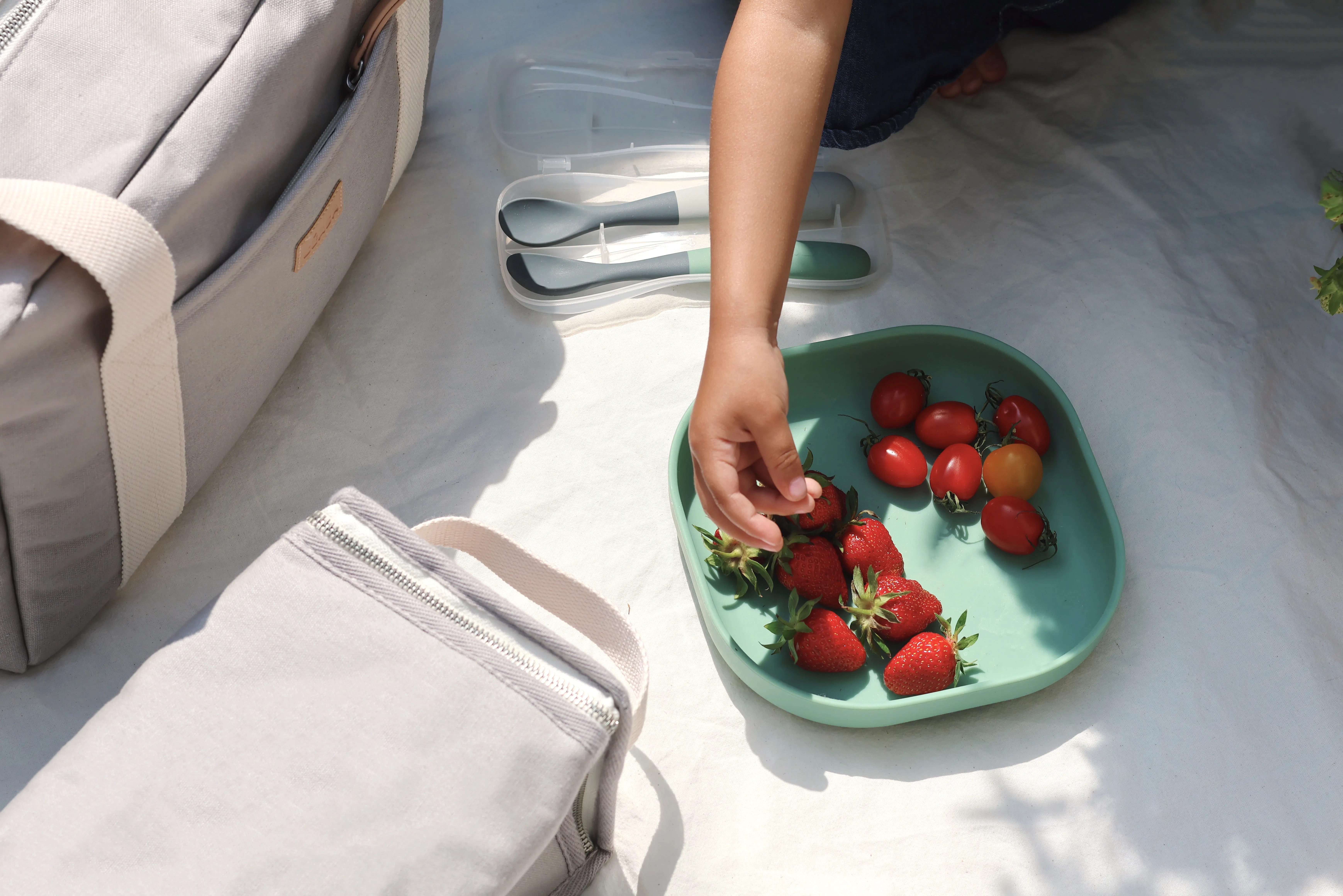 Набор двухцветных ложек Beaba силиконовых в футляре 2 шт от 4 месяцев