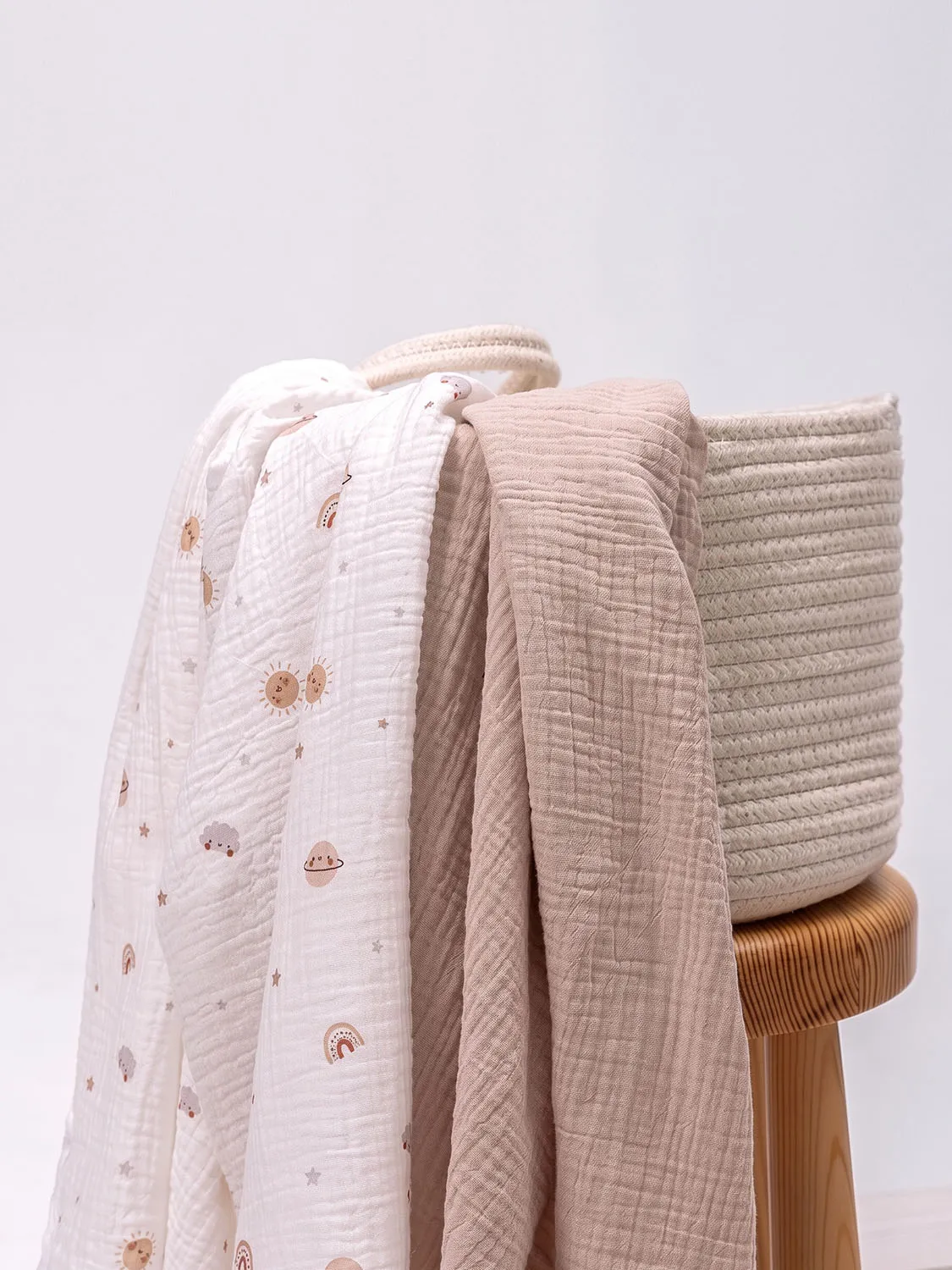 Комплект простыней на резинке PERINA для колыбели CoZee Muslin 81х51 см 2 шт Планеты/Латте ПРCZ-M.1.25х2.1. Изображение 2