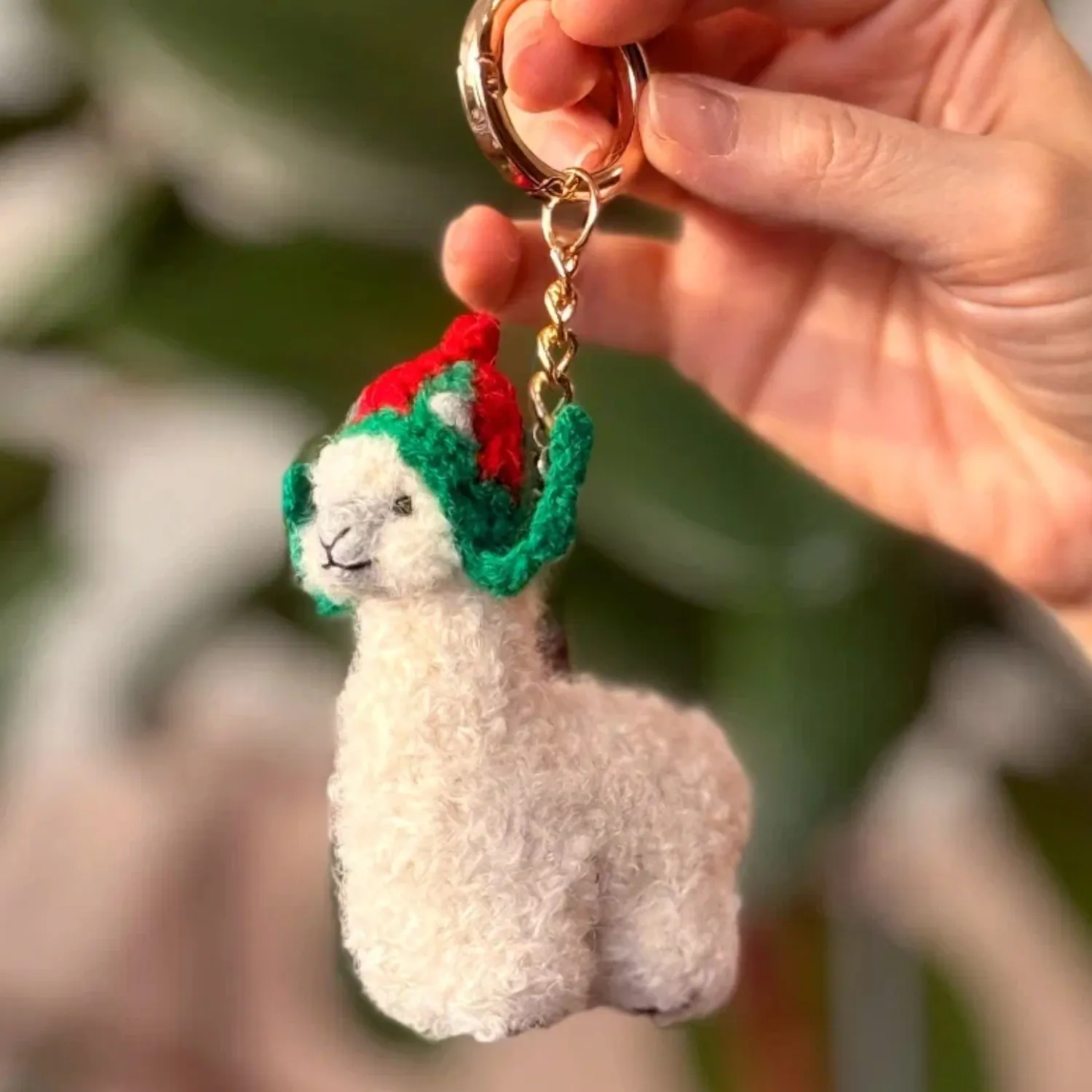 Брелок вязаный ЛеРаРу альпачонок Кууски в праздничной шапочке
