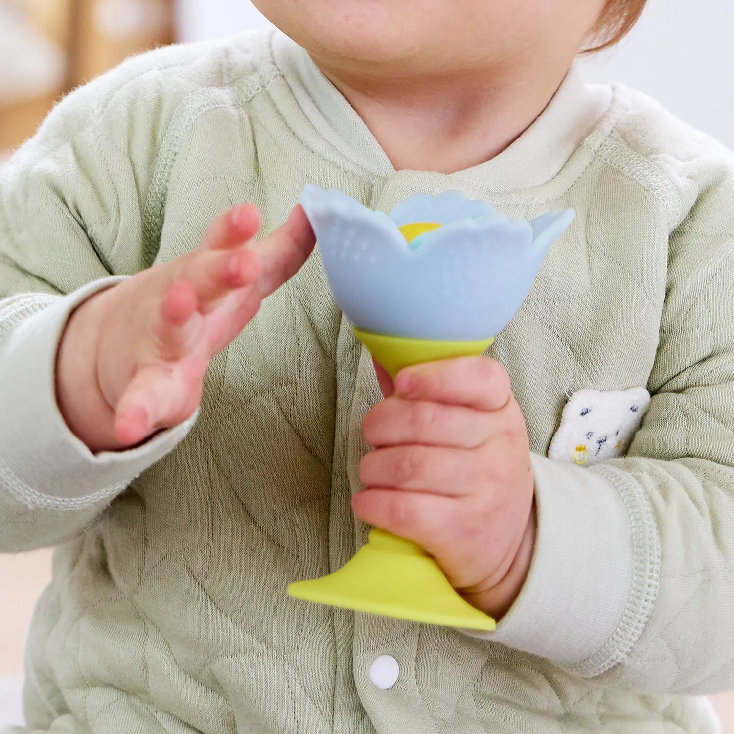 Погремушка HAPE «Малышам» Голубой цветок E0138_HP