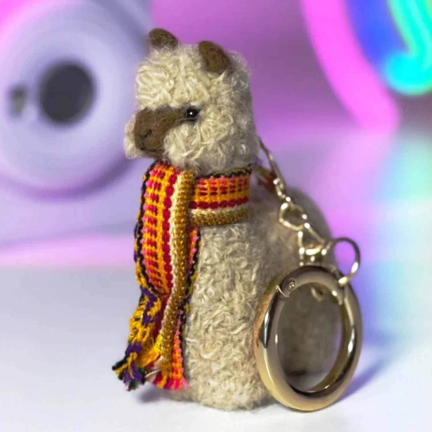 Брелок вязаный ЛеРаРу альпачонок Саами в шарфике лликкла