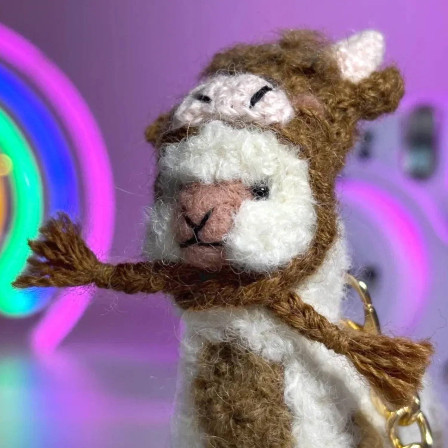 Брелок вязаный ЛеРаРу альпачонок Имми в шапочке коровка