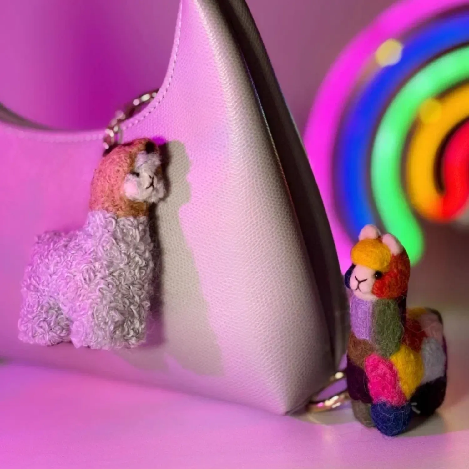 Брелок вязаный ЛеРаРу альпачонок Йана в шапочке капибара