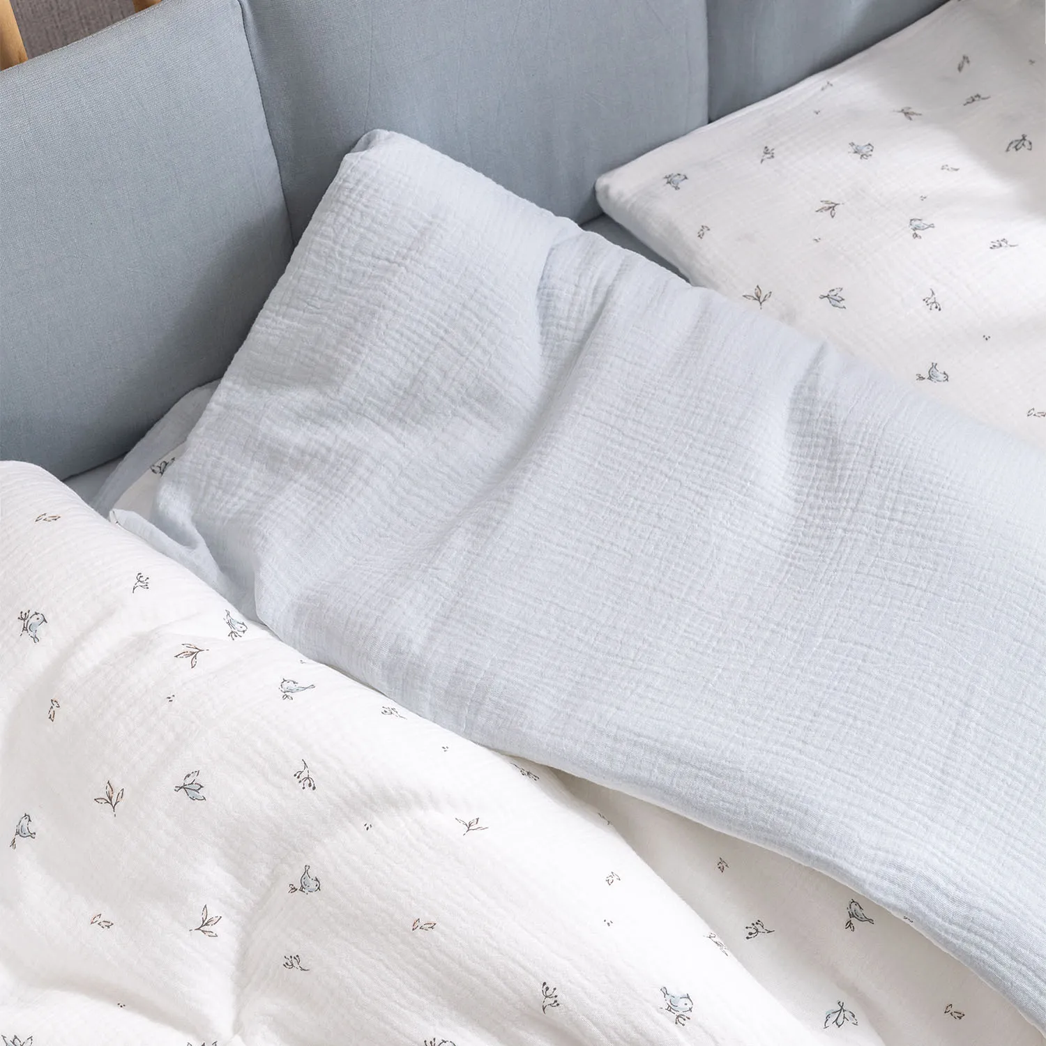 Комплект постельного белья PERINA Muslin 3 предмета 120х60 Птички/Голубая пастель КПБ3-М.1.23х2.9