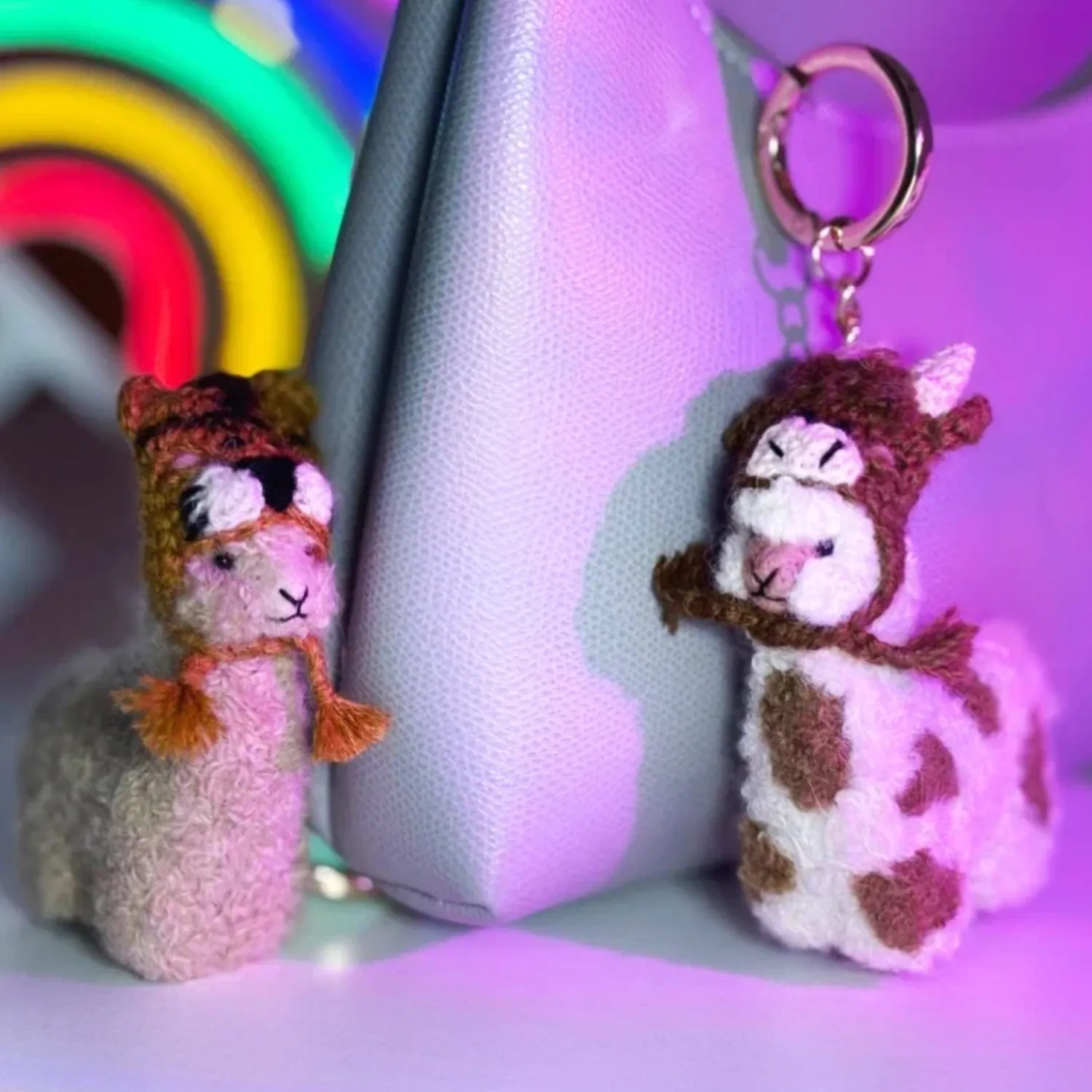 Брелок вязаный ЛеРаРу альпачонок Имми в шапочке коровка