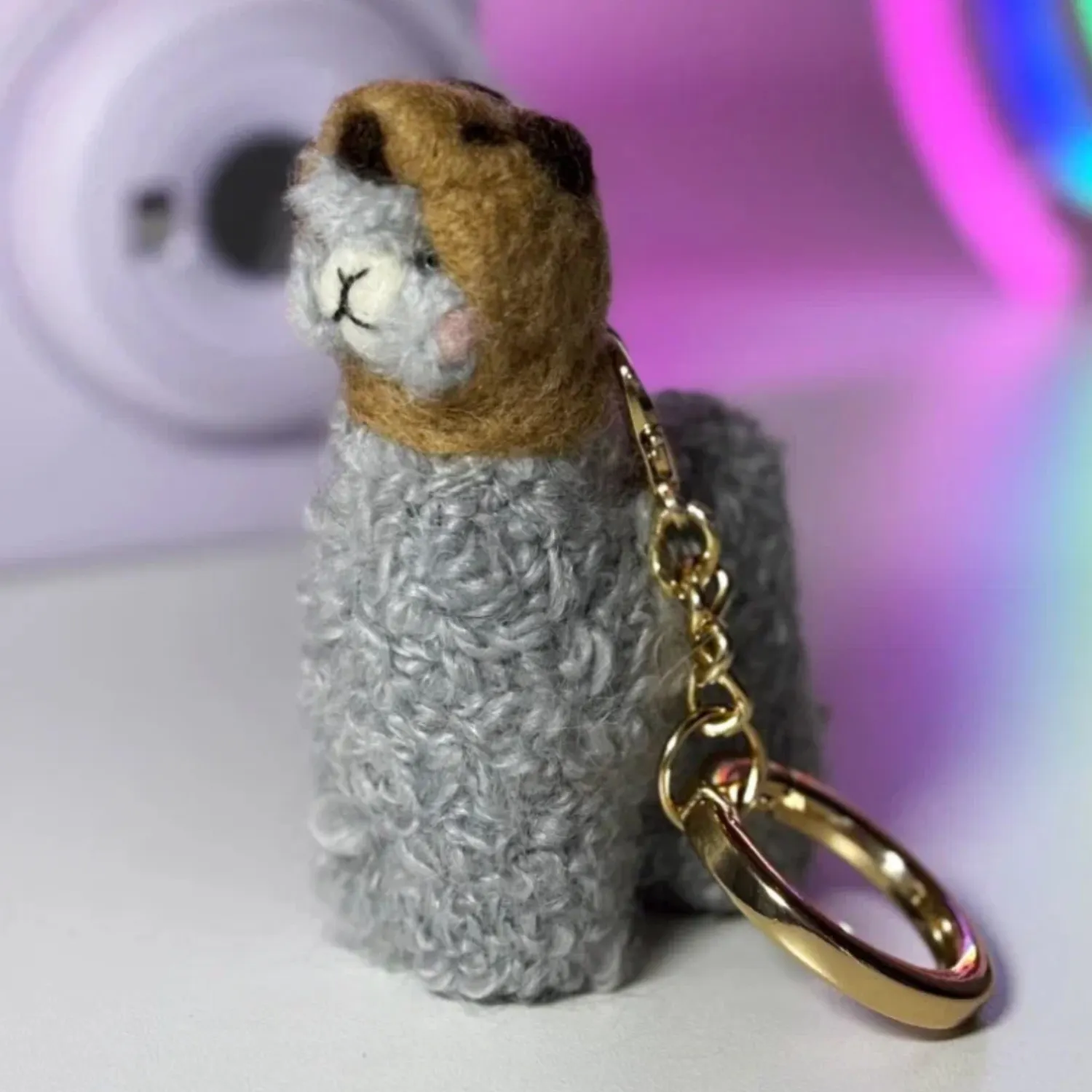 Брелок вязаный ЛеРаРу альпачонок Йана в шапочке капибара