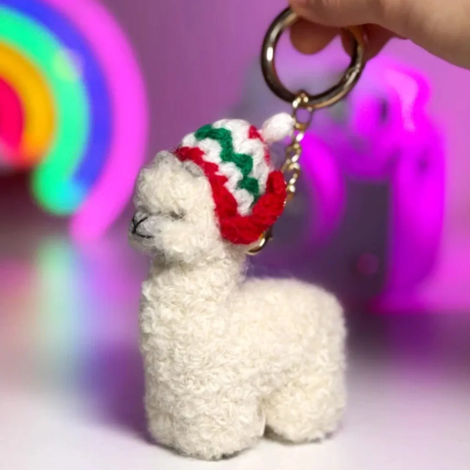 Брелок вязаный ЛеРаРу альпачонок Кууски в праздничной шапочке